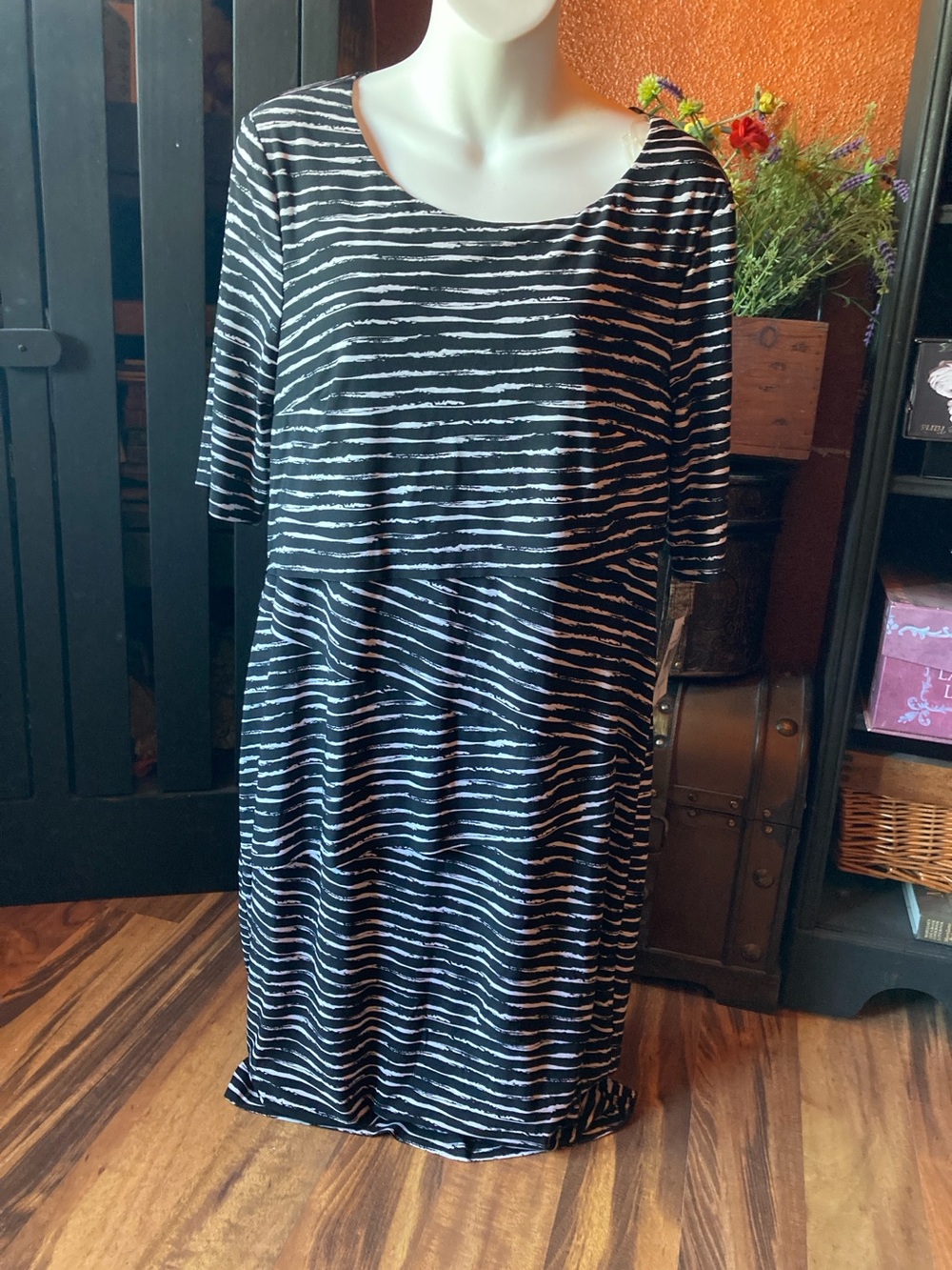 New Connected Apparel Size 10 short sleeve black white layered sheath dress